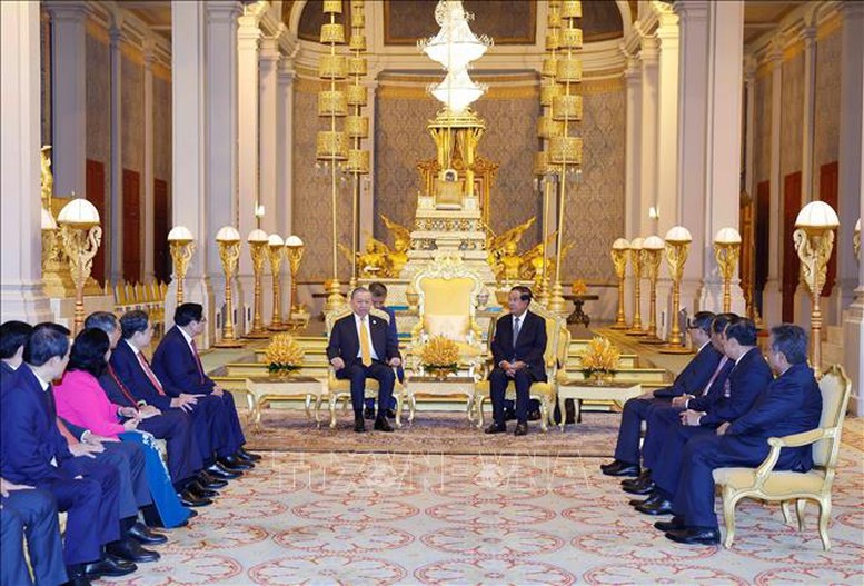 Samdech Techo Hun Sen chủ tr&igrave; Lễ đ&oacute;n ch&iacute;nh thức Tổng B&iacute; thư T&ocirc; L&acirc;m thăm cấp Nh&agrave; nước tới Vương quốc Campuchia - Ảnh: TTXVN