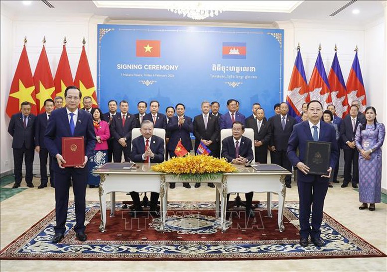 K&yacute; kết Thoả thuận hợp t&aacute;c giữa Bộ D&acirc;n tộc v&agrave; T&ocirc;n gi&aacute;o Việt Nam v&agrave; Bộ Lễ nghi T&ocirc;n gi&aacute;o Campuchia - Ảnh: TTXVN