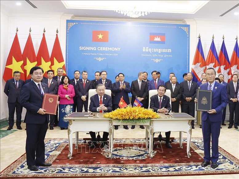 K&yacute; kết Thoả thuận hợp t&aacute;c giữa UBND tỉnh T&acirc;y Ninh v&agrave; Ch&iacute;nh quyền tỉnh Prey Veng - Ảnh: TTXVN