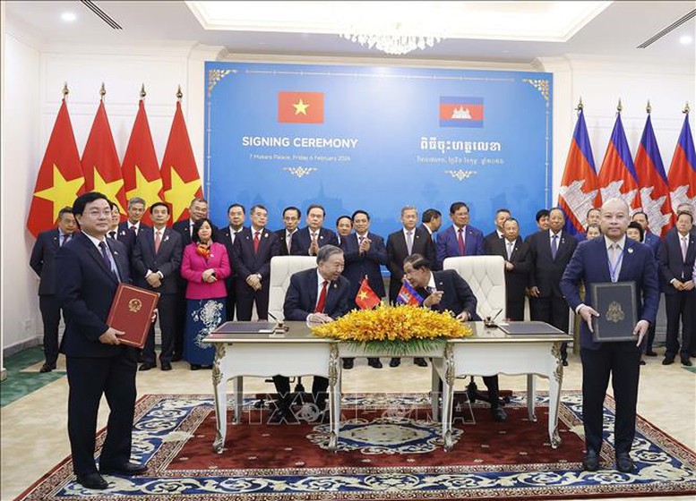 K&yacute; kết Thoả thuận hợp t&aacute;c giữa UBND tỉnh T&acirc;y Ninh v&agrave; Ch&iacute;nh quyền tỉnh Svay Rieng - Ảnh: TTXVN