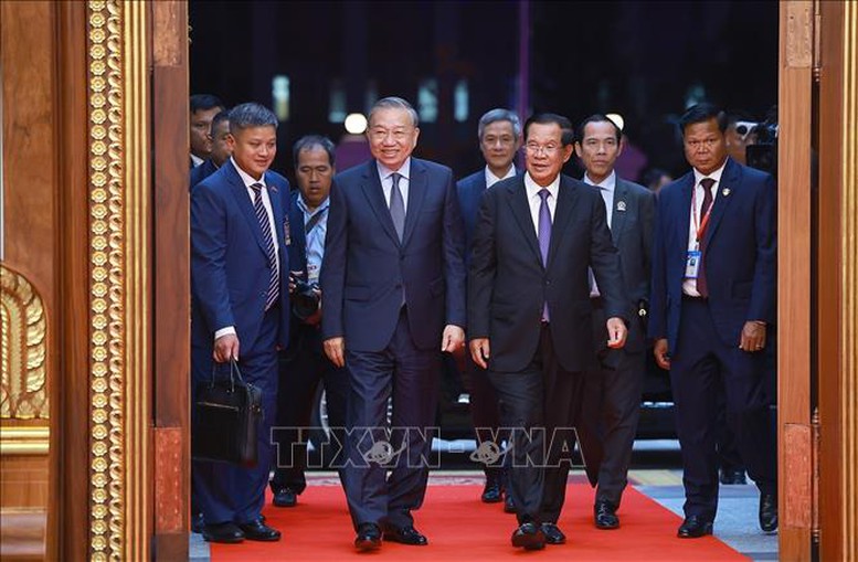 Chủ tịch Đảng Nh&acirc;n d&acirc;n Campuchia Samdech Techo Hun Sen đ&oacute;n Tổng B&iacute; thư T&ocirc; L&acirc;m dự Quốc yến ch&agrave;o mừng - Ảnh: TTXVN