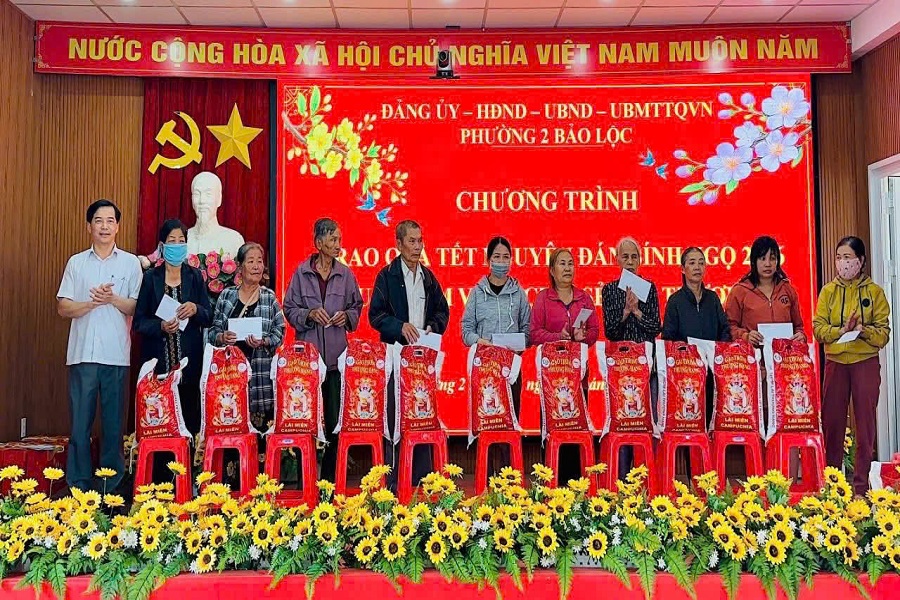 Trao qu&agrave; cho c&aacute;c hộ gia đ&igrave;nh c&oacute; ho&agrave;n cảnh đặc biệt kh&oacute; khăn tr&ecirc;n địa b&agrave;n phường.