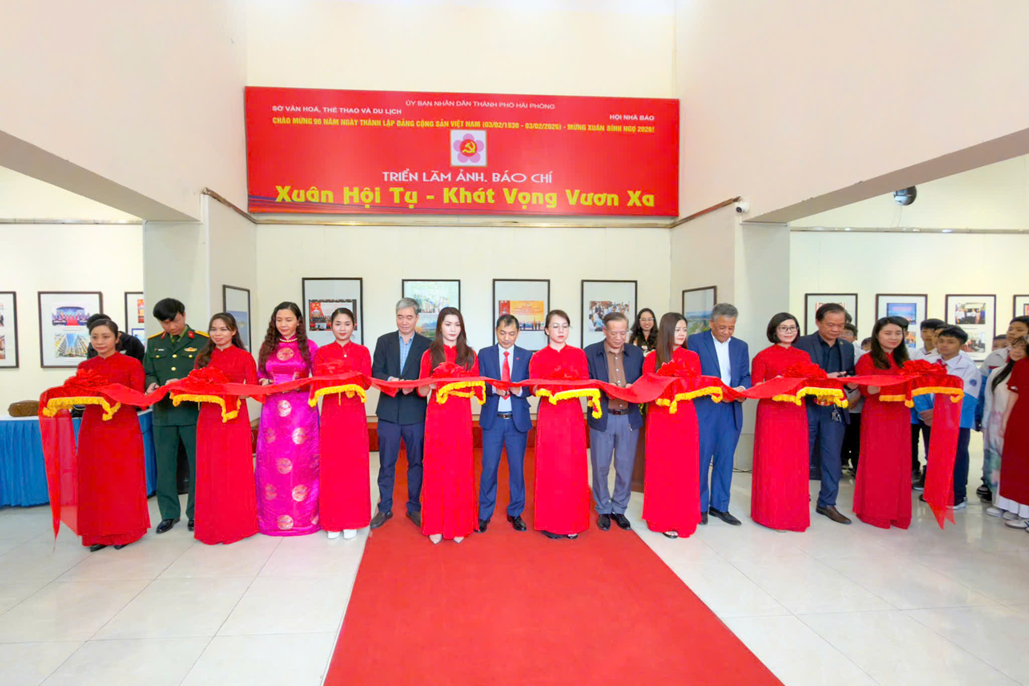 C&aacute;c đồng ch&iacute; l&atilde;nh đạo cắt băng khai mạc Triển l&atilde;m.