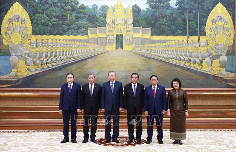 Chủ tịch Đảng Nh&acirc;n d&acirc;n Campuchia Samdech Techo Hun Sen đ&oacute;n Tổng B&iacute; thư T&ocirc; L&acirc;m v&agrave; đo&agrave;n đại biểu cấp cao Việt Nam dự Quốc yến ch&agrave;o mừng - Ảnh: TTXVN
