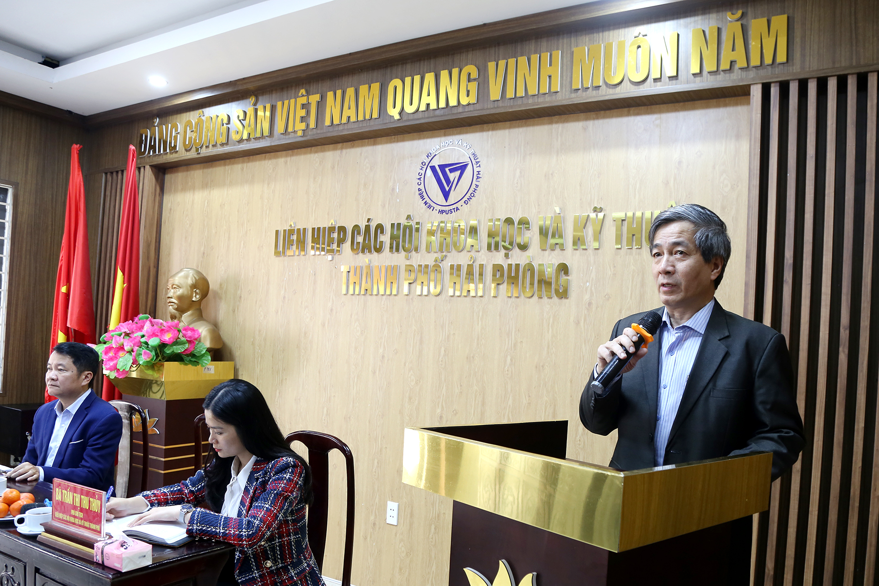 Tiến sĩ Bùi Thanh Tùng - Chủ tịch Liên hiệp các Hội Khoa học và Kỹ thuật thành phố phát biểu tại Hội nghị. Tiến sĩ Bùi Thanh Tùng - Chủ tịch Liên hiệp các Hội Khoa học và Kỹ thuật thành phố phát biểu tại Hội nghị.