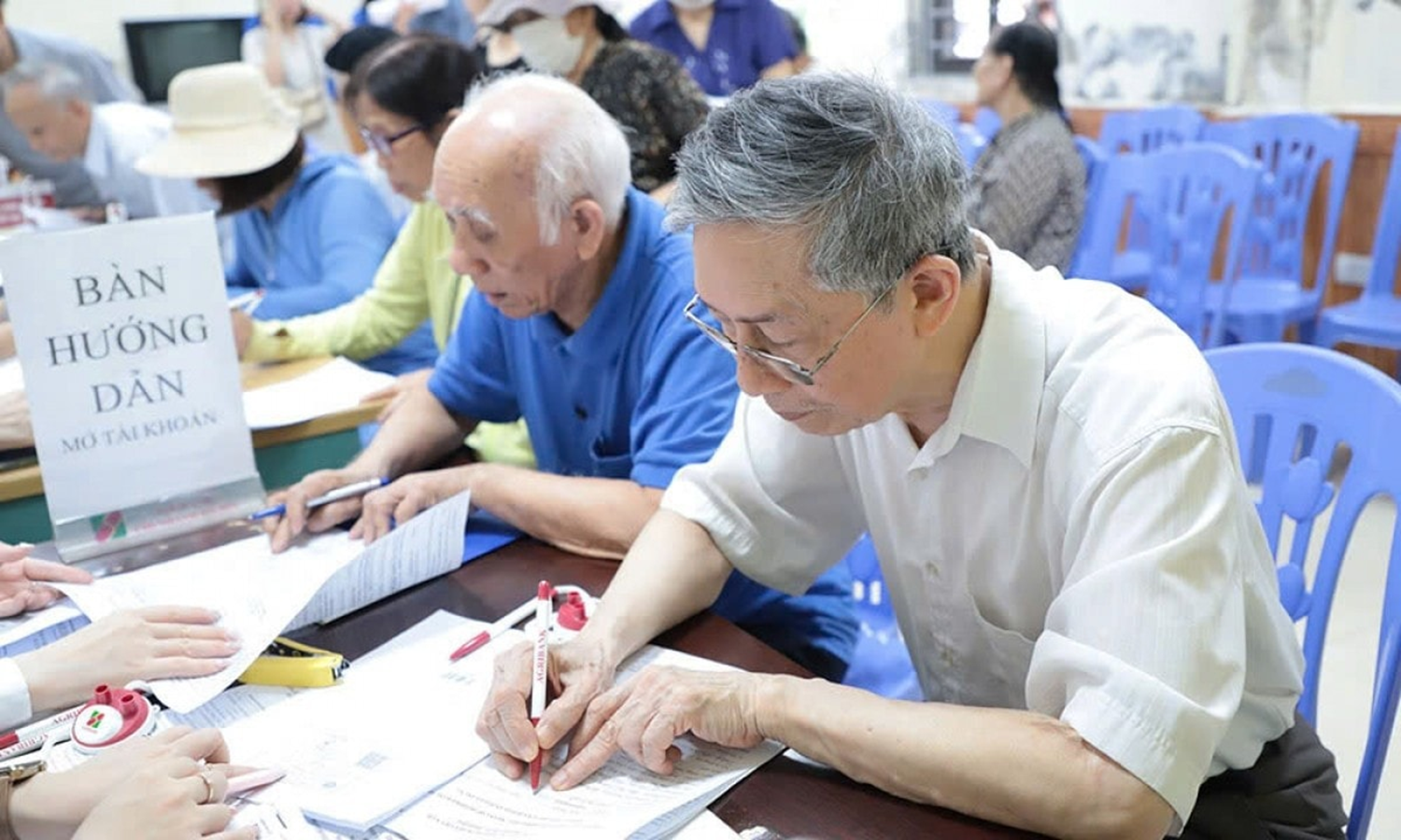 Hà Nội hoàn tất chi trả gộp 2 tháng lương hưu và quà Tết Bính Ngọ 2026