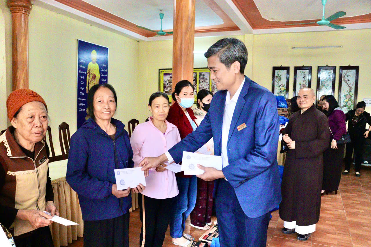 &Ocirc;ng Vũ Xu&acirc;n Đại, Chủ tịch MTTQ Việt Nam x&atilde; Đồng Thịnh trao qu&agrave; tới