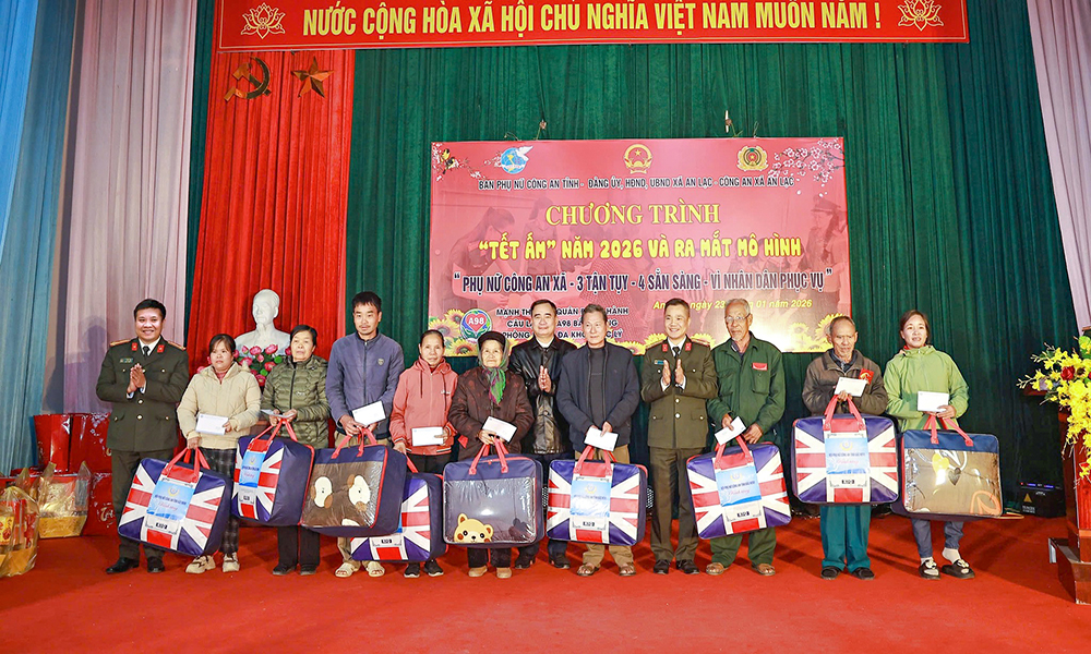 Công an Bắc Ninh trao 450 suất quà cho các gia đình có hoàn cảnh khó khăn