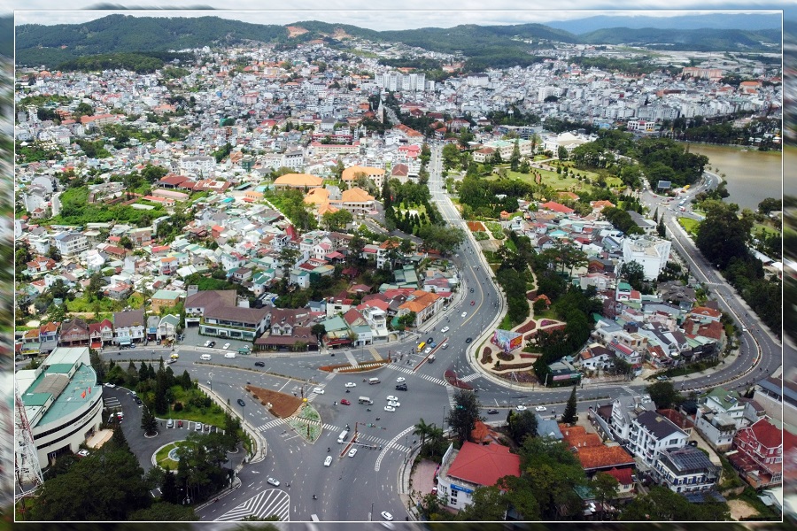 Đ&agrave; Lạt, trung t&acirc;m của tỉnh L&acirc;m Đồng, với thế mạnh ph&aacute;t triển du lịch v&agrave; n&ocirc;ng nghiệp c&ocirc;ng nghệ cao