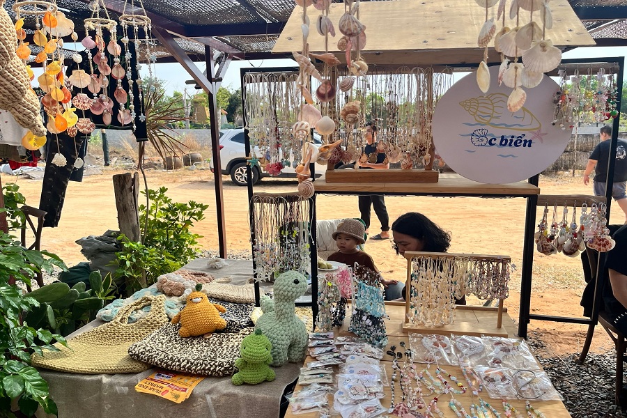 Gian h&agrave;ng qu&agrave; tặng với sản phẩm từ vỏ ốc, len