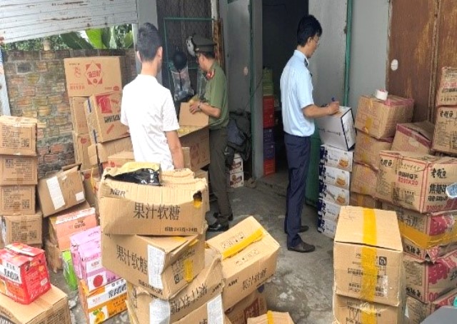 Đà Nẵng: Hơn 2.400 sản phẩm thực phẩm nhập lậu, quá hạn bị thu giữ