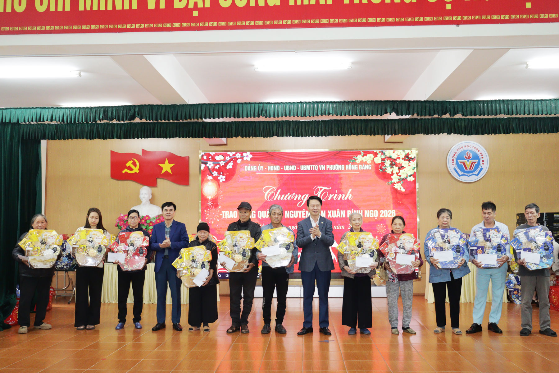 Phường Hồng Bàng trao tặng quà Tết cho các hộ cận nghèo, hộ có hoàn cảnh khó khăn