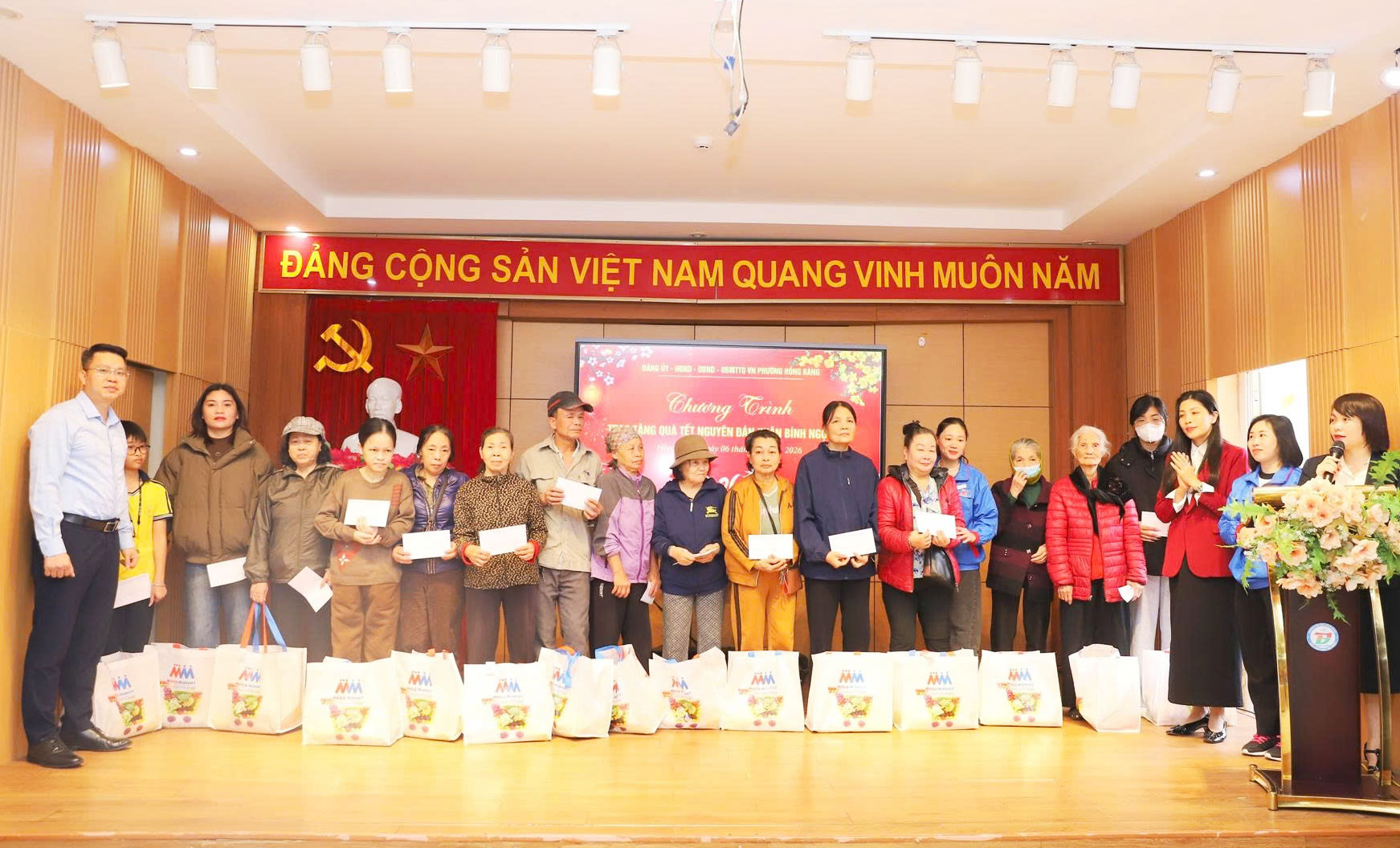 Trao qu&agrave; cho c&aacute;c hộ gia đ&igrave;nh tại điểm Trường Tiểu học Bạch Đằng.