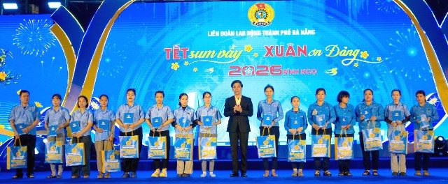 Tại chương tr&igrave;nh, UBND TP. Đ&agrave; Nẵng hỗ trợ 12.000 suất qu&agrave; Tết, tổng trị gi&aacute; 12 tỷ đồng trao tặng đo&agrave;n vi&ecirc;n, người lao động c&oacute; ho&agrave;n cảnh kh&oacute; khăn tr&ecirc;n địa b&agrave;n th&agrave;nh phố.