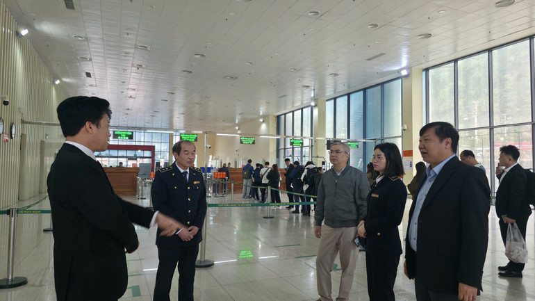 Đo&agrave;n c&ocirc;ng t&aacute;c kiểm tra c&ocirc;ng t&aacute;c gi&aacute;m s&aacute;t, ph&ograve;ng chống dịch tại khu vực xuất nhập cảnh cửa khẩu Quốc tế Hữu Nghị tỉnh Lạng Sơn