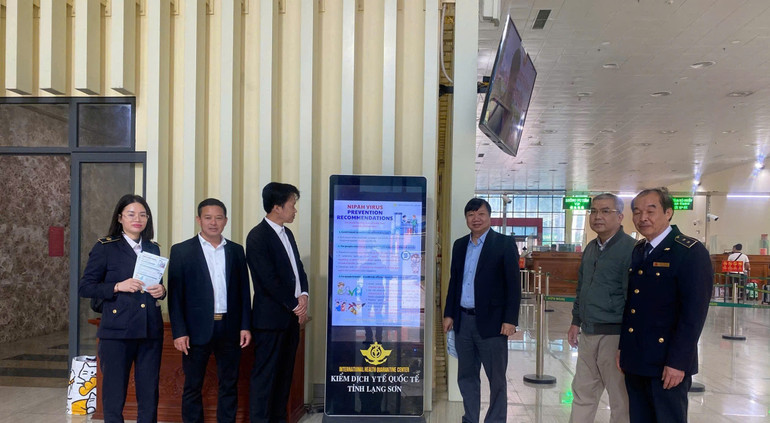 Kiểm tra c&ocirc;ng t&aacute;c truyền th&ocirc;ng ph&ograve;ng chống dịch tại cửa khẩu Quốc tế Hữu Nghị, tỉnh Lạng Sơn