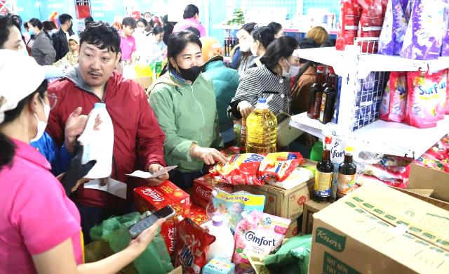 Người lao động tham gia phi&ecirc;n chợ.