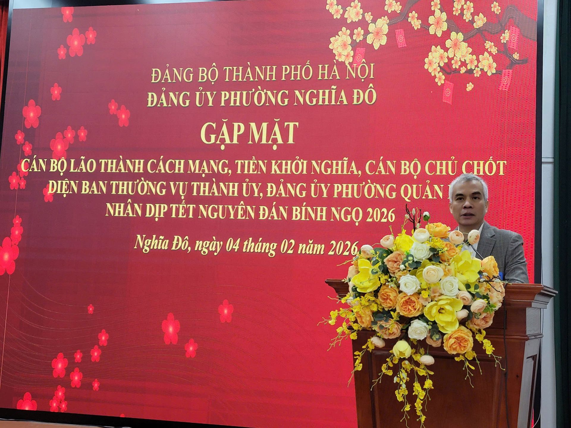 Đồng chí Nguyễn Hồng Sơn, Thành ủy viên, Bí thư Đảng ủy, Chủ tịch HĐND phường Nghĩa Đô phát biểu chúc Tết, thông tin kết quả thực hiện nhiệm vụ của địa phương tại hội nghị. Đồng chí Nguyễn Hồng Sơn, Thành ủy viên, Bí thư Đảng ủy, Chủ tịch HĐND phường Nghĩa Đô phát biểu chúc Tết, thông tin kết quả thực hiện nhiệm vụ của địa phương tại hội nghị.