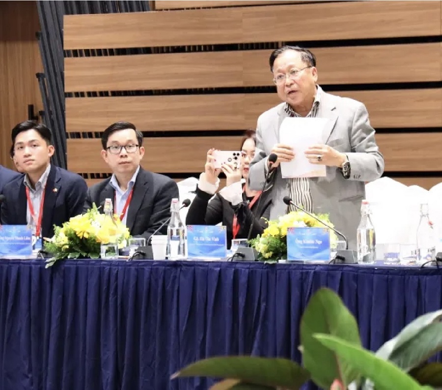 Gi&aacute;o sư H&agrave; T&ocirc;n Vinh - đại biểu người Việt Nam tại Mỹ chia sẻ tại Tọa đ&agrave;m