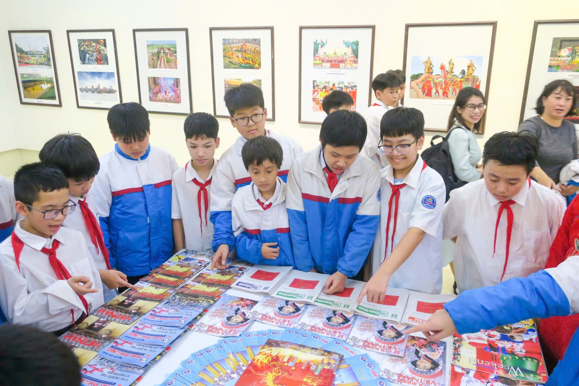 C&aacute;c em học sinh thăm quan Triển l&atilde;m.