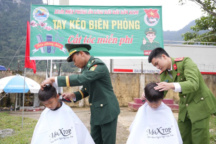 Chương tr&igrave;nh cắt t&oacute;c miễn ph&iacute; cho c&aacute;c em học sinh tại bản M&ograve; O Ồ Ồ