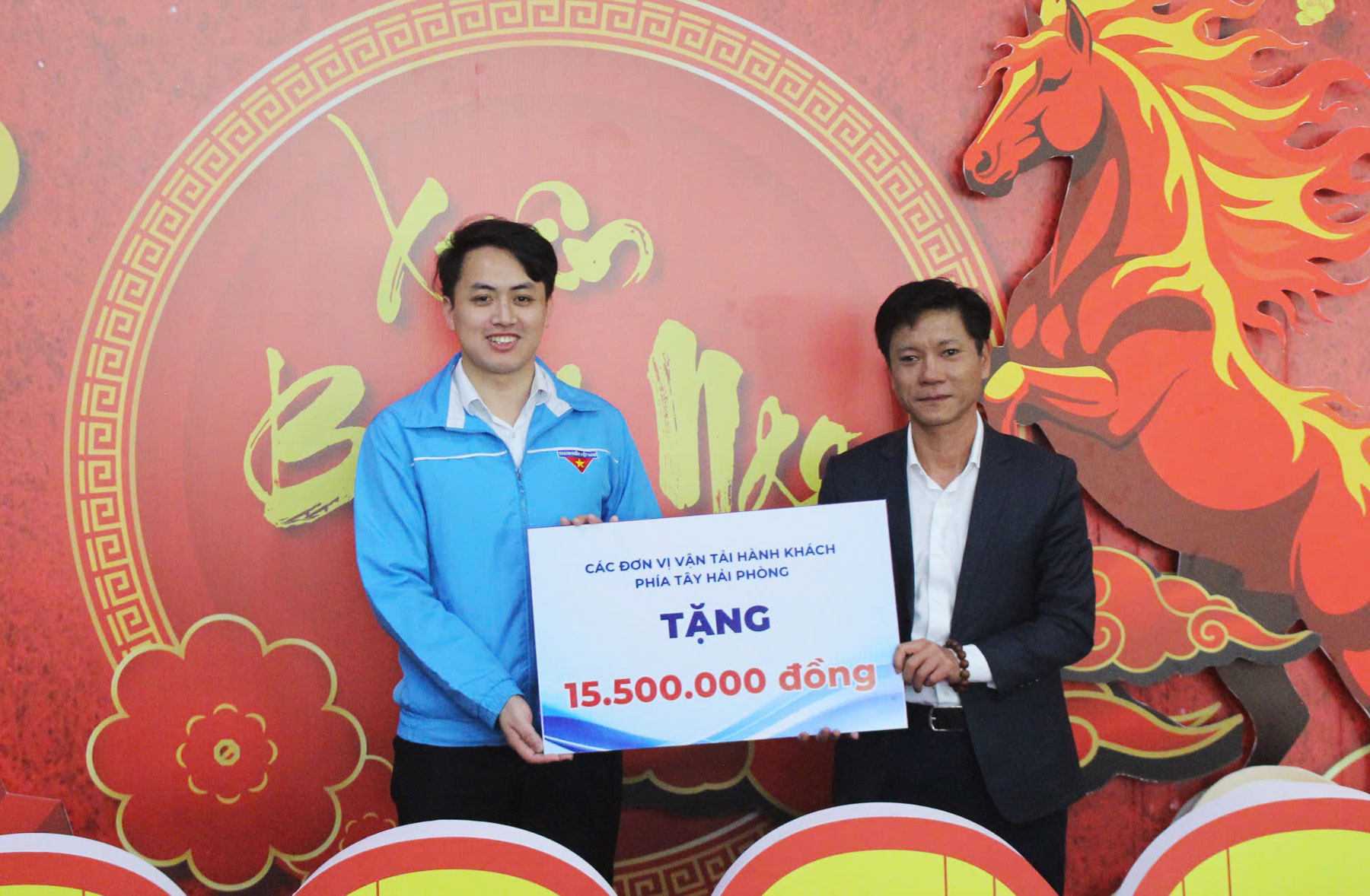 C&aacute;c đơn vị trao hỗ trợ cho sinh vi&ecirc;n.