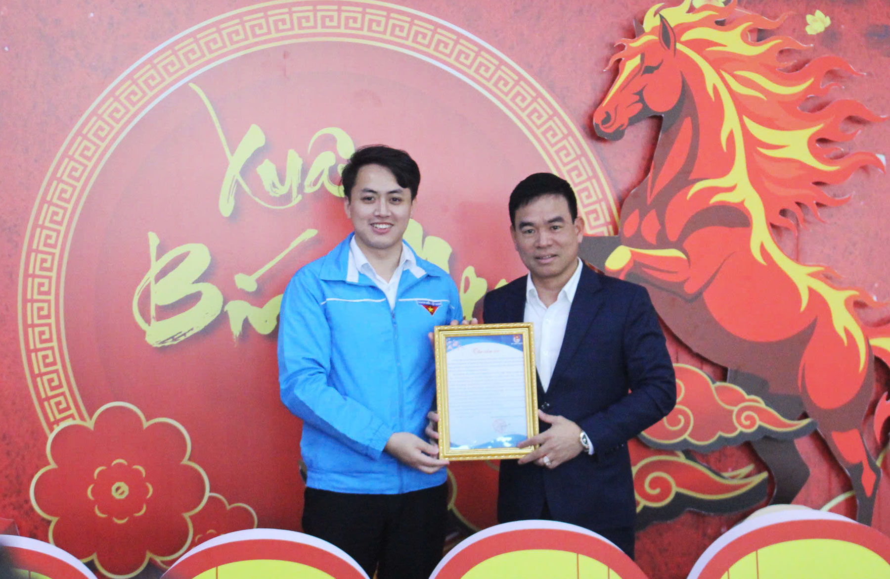 Trao tặng Thư cảm ơn c&aacute;c đơn vị đồng h&agrave;nh c&ugrave;ng chương tr&igrave;nh.