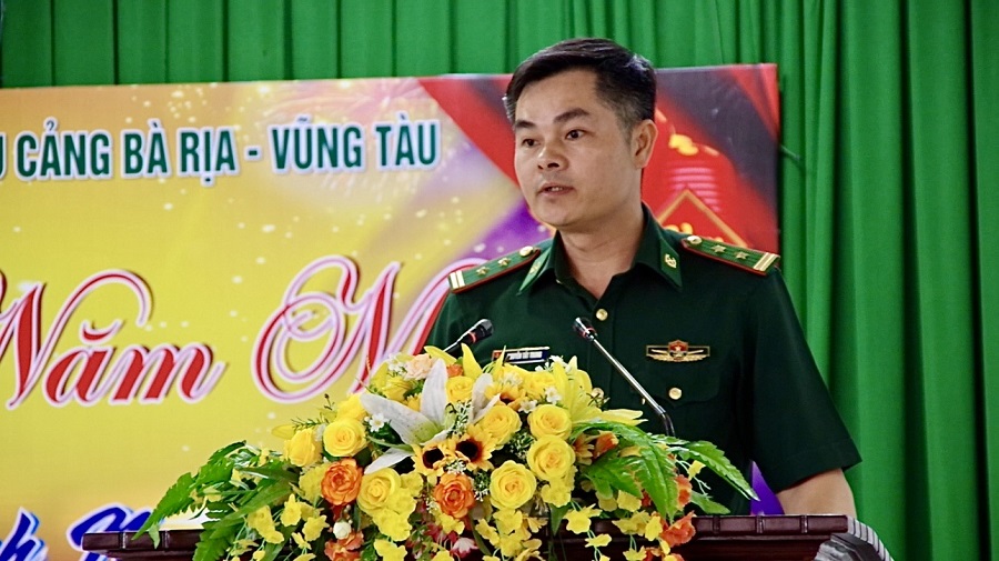 Trung tá Nguy&ecirc;̃n T&acirc;́t Trung, Bí thư Đảng ủy, Chính trị vi&ecirc;n Ban Chỉ huy Bi&ecirc;n phòng cửa kh&acirc;̉u cảng Bà Rịa - Vũng Tàu đã báo cáo những k&ecirc;́t quả n&ocirc;̉i b&acirc;̣t trong thực hi&ecirc;̣n nhi&ecirc;̣m vụ c&ocirc;ng tác Bi&ecirc;n phòng năm 2025
