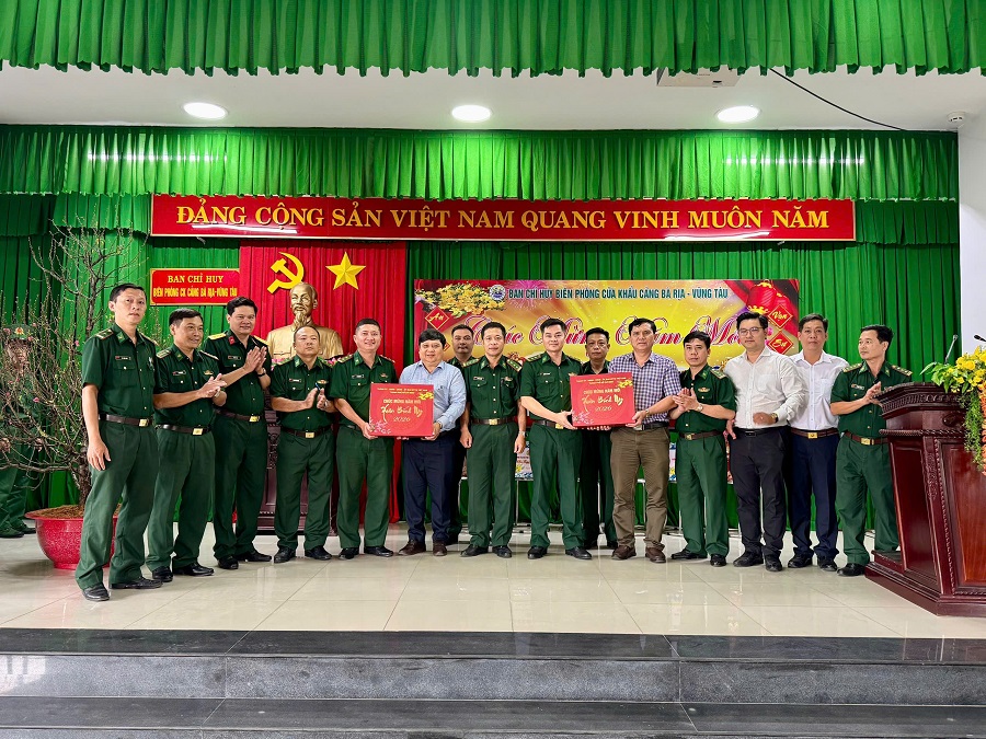 Đo&agrave;n c&ocirc;ng tác s&ocirc;́ 24 của Thành ủy, HĐND, UBND, UBMTTQ Vi&ecirc;̣t Nam Thành ph&ocirc;́ H&ocirc;̀ Chí Minh trao tặng quà cho cán b&ocirc;̣, chi&ecirc;́n sĩ Trạm Bi&ecirc;n phòng cửa kh&acirc;̉u S&acirc;n Bay và Ban Chỉ huy Bi&ecirc;n phòng cửa kh&acirc;̉u cảng Bà Rịa Vũng Tàu, Bộ đội Bi&ecirc;n ph&ograve;ng TP.HCM.