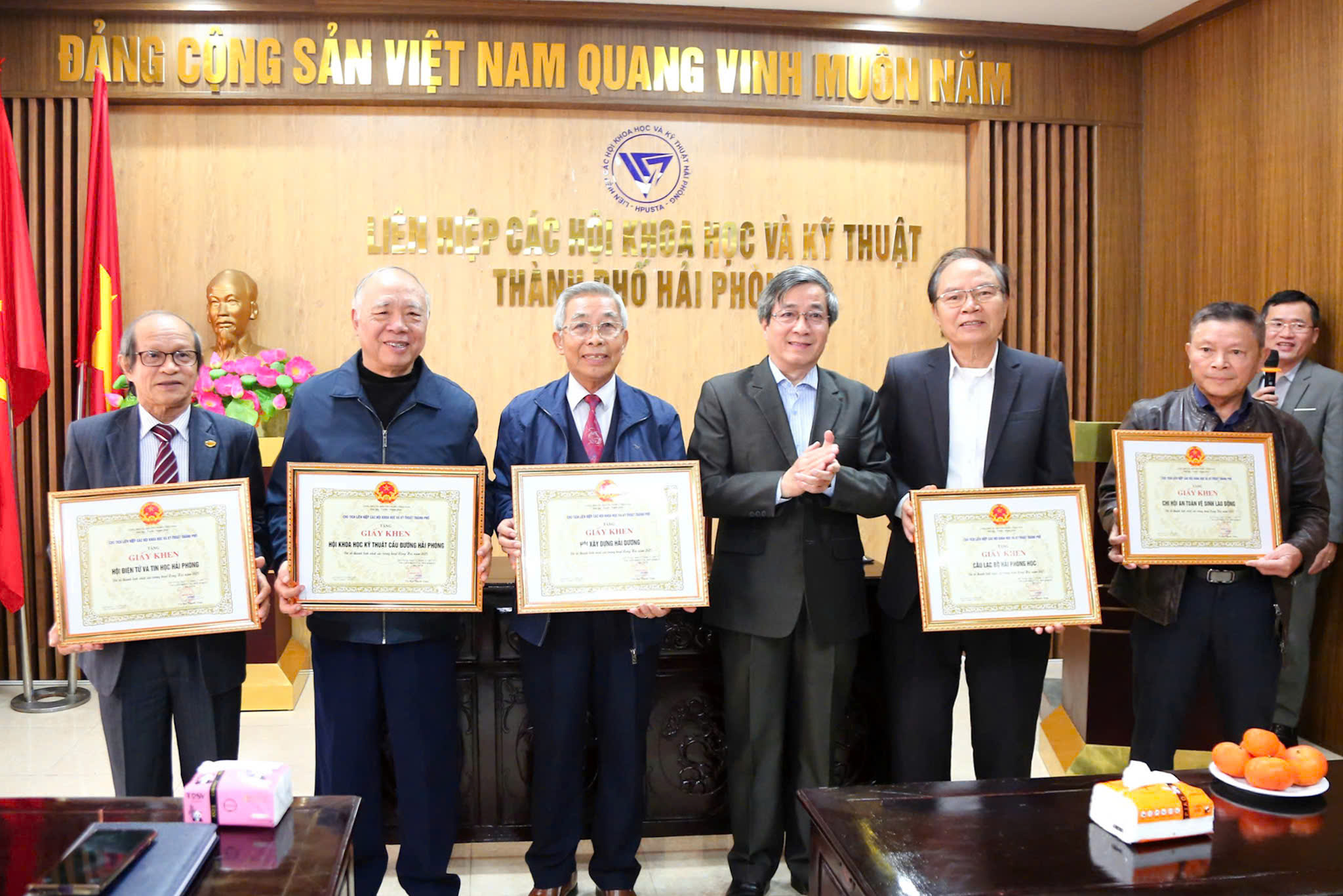 Tiến sĩ Bùi Thanh Tùng - Chủ tịch Liên hiệp các Hội Khoa học và Kỹ thuật thành phố trao Giấy khen cho các tập thể. Tiến sĩ Bùi Thanh Tùng - Chủ tịch Liên hiệp các Hội Khoa học và Kỹ thuật thành phố trao Giấy khen cho các tập thể.