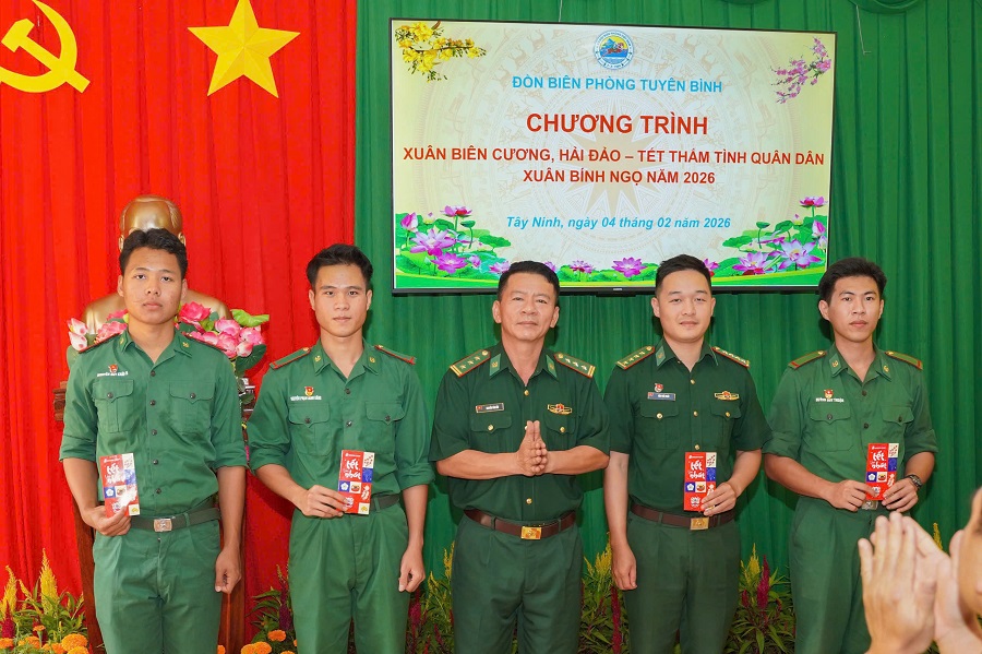 Thượng t&aacute; Nguyễn Văn Hải, Đồn trưởng Đồn BP Tuy&ecirc;n Binh tặng qu&agrave; ch&uacute;c mừng năm mới c&aacute;c thầy gi&aacute;o qu&acirc;n h&agrave;m xanh lớp học t&igrave;nh thương