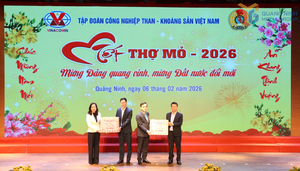 L&atilde;nh đạo tỉnh Quảng Ninh tặng qu&agrave; Tết cho x&atilde; Ti&ecirc;n Y&ecirc;n v&agrave; C&ocirc;ng đo&agrave;n Than - Kho&aacute;ng sản Việt Nam