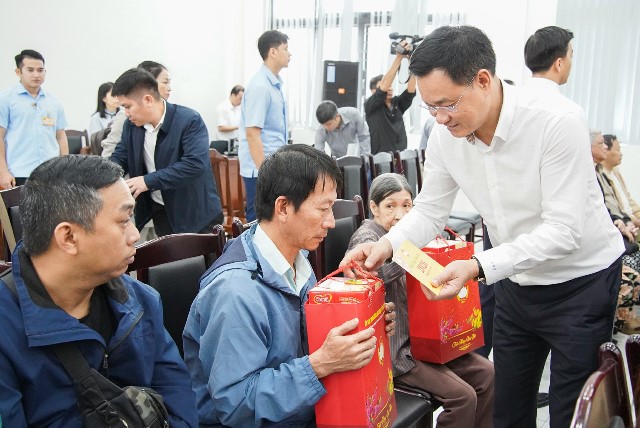 B&iacute; thư Th&agrave;nh ủy Đ&agrave; Nẵng L&ecirc; Ngọc Quang trao qu&agrave; Tết cho người ngh&egrave;o.