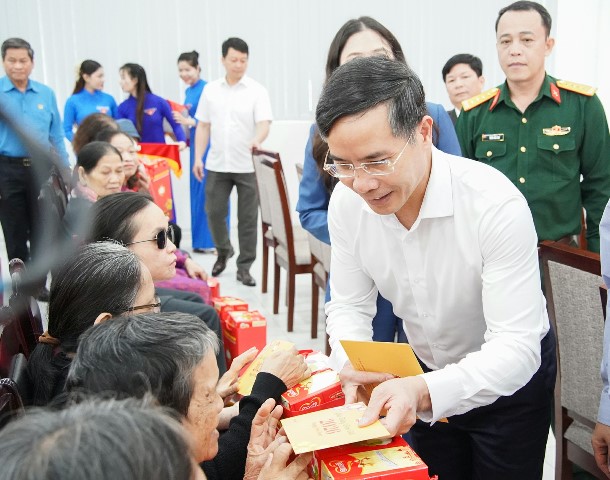 Chủ tịch UBND th&agrave;nh phố Phạm Đức Ấn trao qu&agrave; Tết cho người ngh&egrave;o.