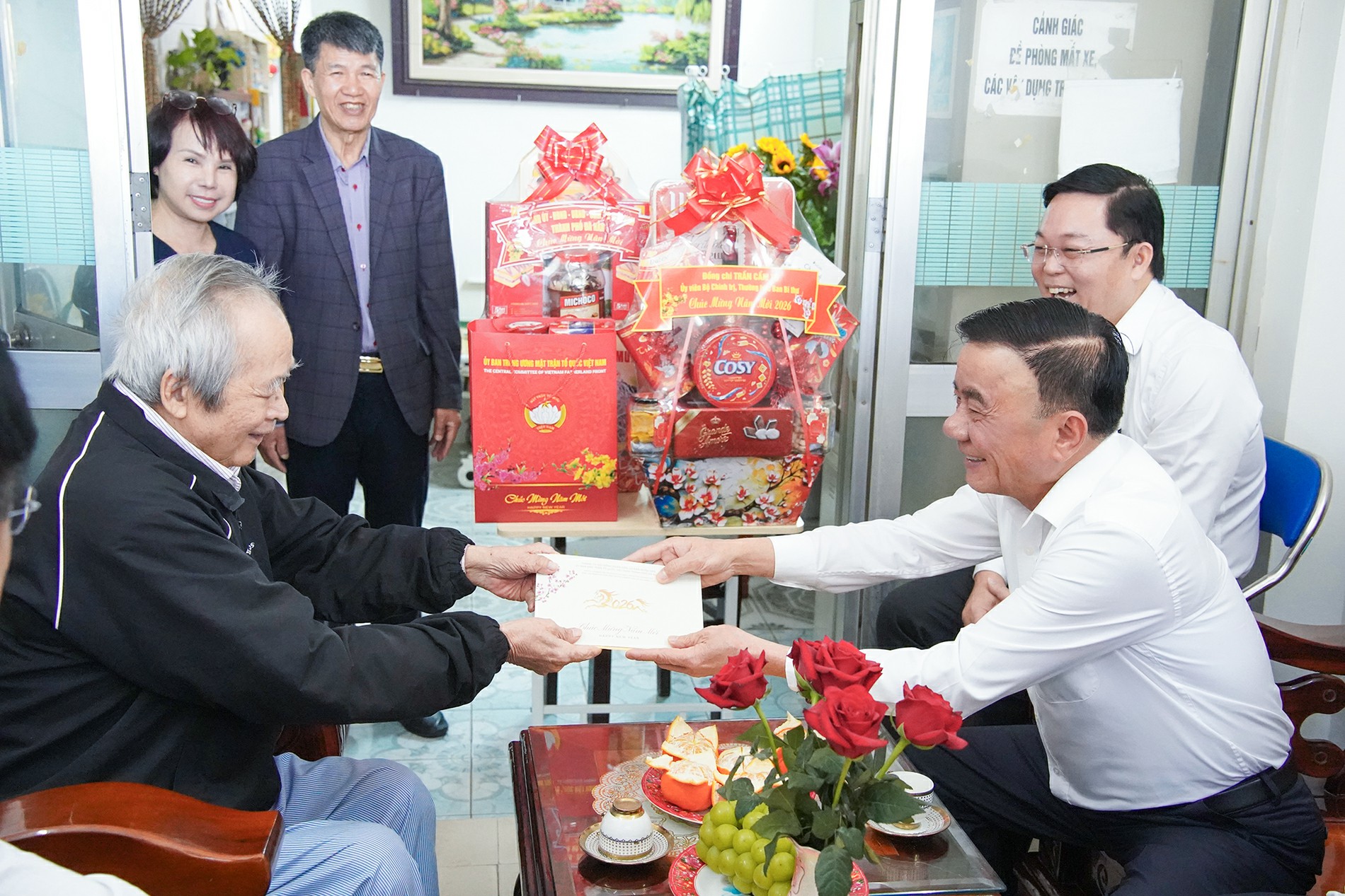 Thường trực Ban B&iacute; thư Trần Cẩm T&uacute; thăm, ch&uacute;c Tết Anh h&ugrave;ng Lực lượng vũ trang nh&acirc;n d&acirc;n Huỳnh Th&uacute;c B&aacute;.