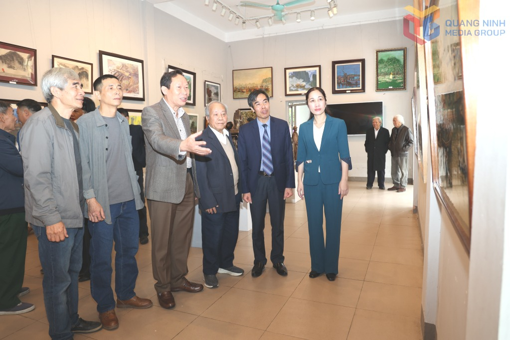 Đại biểu xem kh&ocirc;ng gian triển l&atilde;m