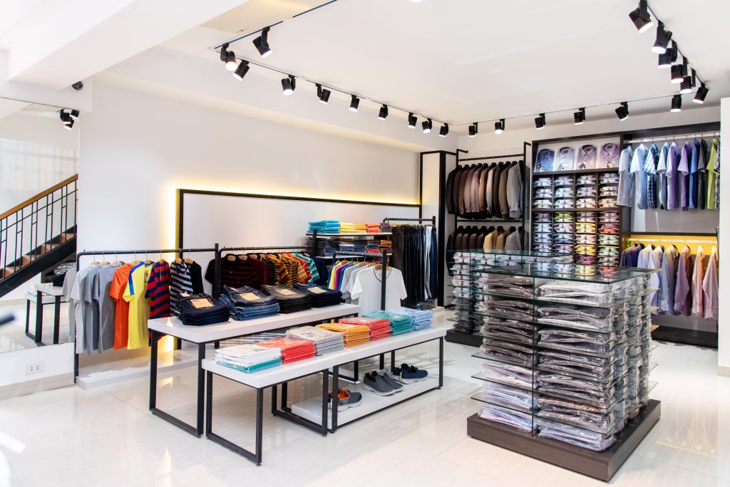 Hệ thống cửa h&agrave;ng Viettien House trưng b&agrave;y da đa dạng mẫu m&atilde; sản phẩm