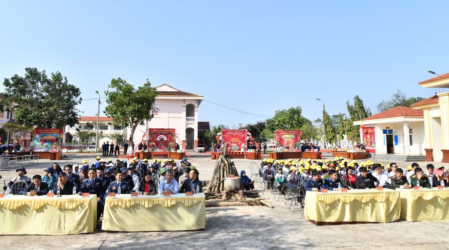 Chương tr&igrave;nh c&oacute; sự tham gia của c&aacute;c đại biểu, đ&ocirc;ng đảo b&agrave; con nh&acirc;n d&acirc;n v&agrave; học sinh tr&ecirc;n địa b&agrave;n