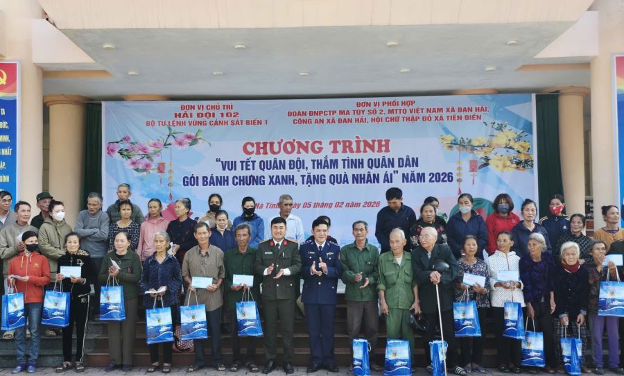 L&atilde;nh đạo Hải đội 102 v&agrave; đại diện C&ocirc;ng an địa b&agrave;n trao qu&agrave; cho c&aacute;c ho&agrave;n cảnh kh&oacute; khăn