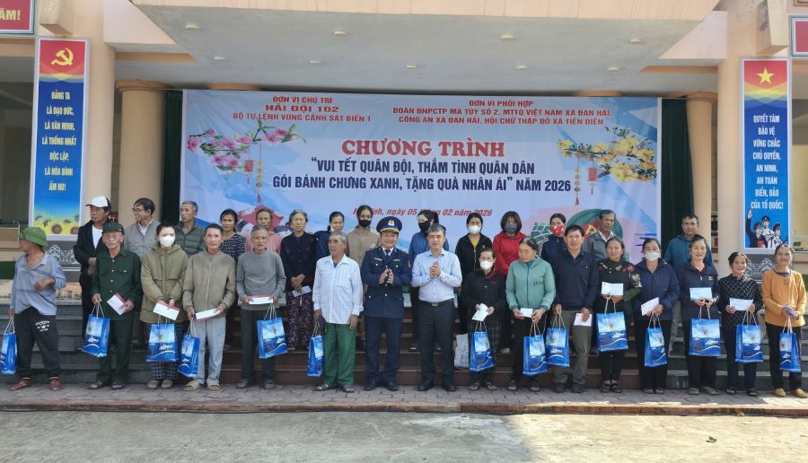 L&atilde;nh đạo Hải đội 102 v&agrave; đại diện ch&iacute;nh quyền địa phương trao qu&agrave; cho c&aacute;c ho&agrave;n cảnh kh&oacute; khăn