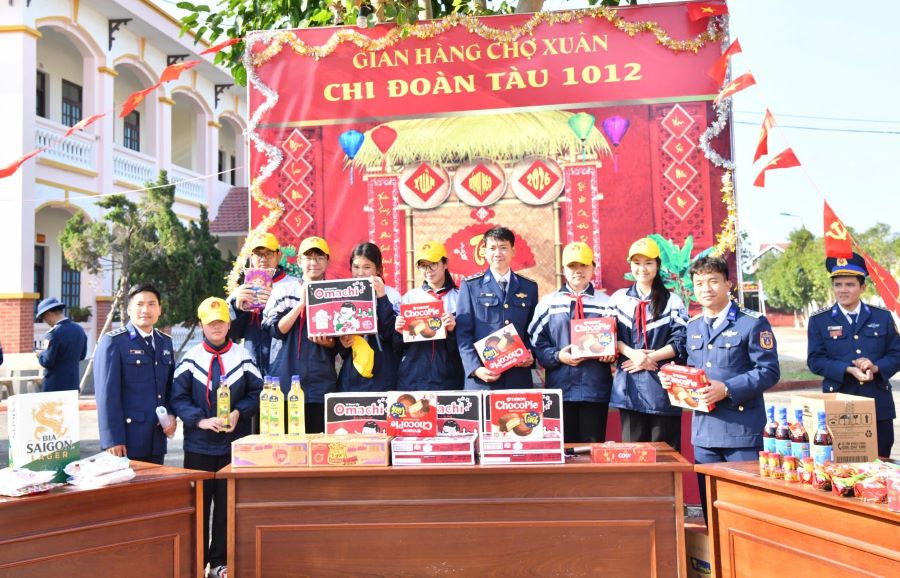 C&aacute;c em học sinh nhiệt t&igrave;nh tham gia hoạt động Hội chợ của chương tr&igrave;nh