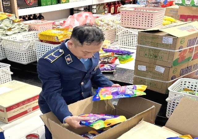 Đ&agrave; Nẵng ph&aacute;t hiện 2 điểm kinh doanh thực phẩm nhập lậu, qu&aacute; hạn, xử phạt gần 45 triệu đồng.