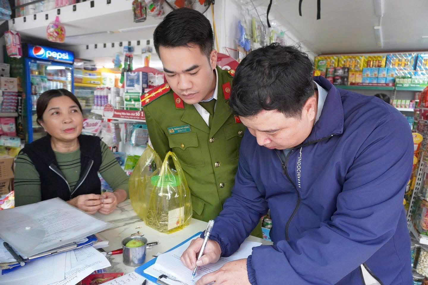 Công an xã Vĩnh Am phối hợp kiểm tra an toàn thực phẩm dịp Tết