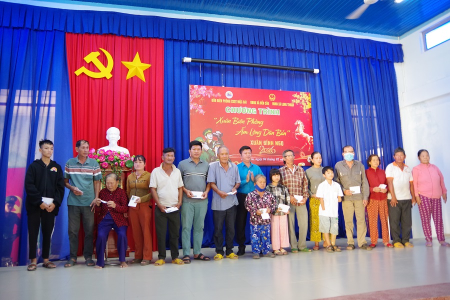 &Ocirc;ng Trần L&ecirc; Duy - Ph&oacute; Chủ tịch UBMTTQVN, Chủ tịch Li&ecirc;n đo&agrave;n Lao động tỉnh T&acirc;y Ninh trao 30 phần qu&agrave; cho 30 hộ gia đ&igrave;nh ch&iacute;nh s&aacute;ch.