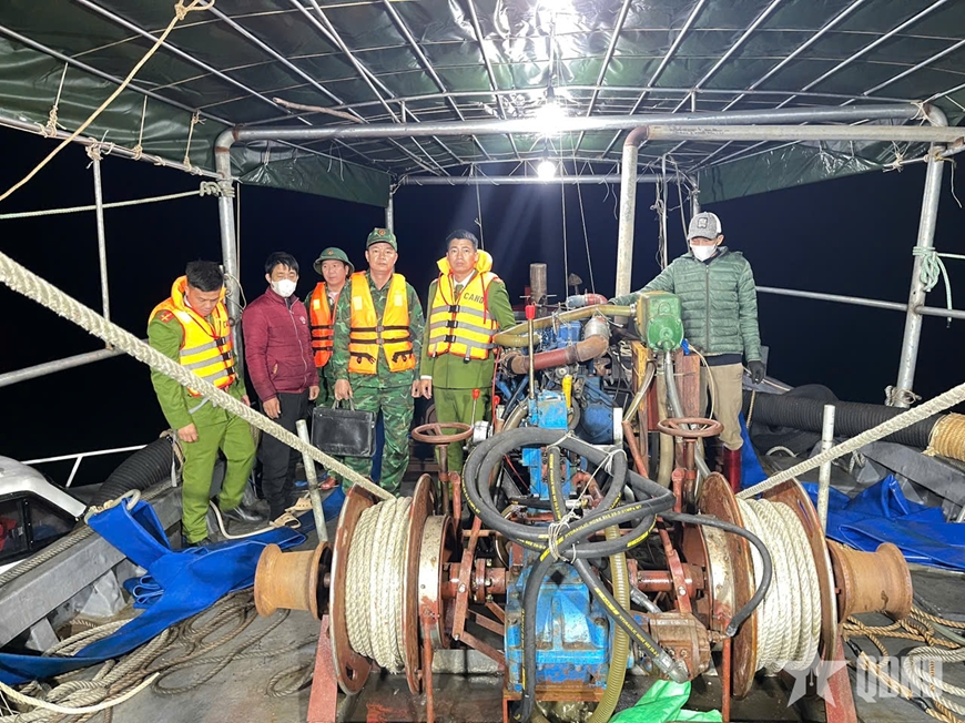 Quảng Ninh: Bắt quả tang phương tiện khai thác thủy sản bằng phương thức tận diệt