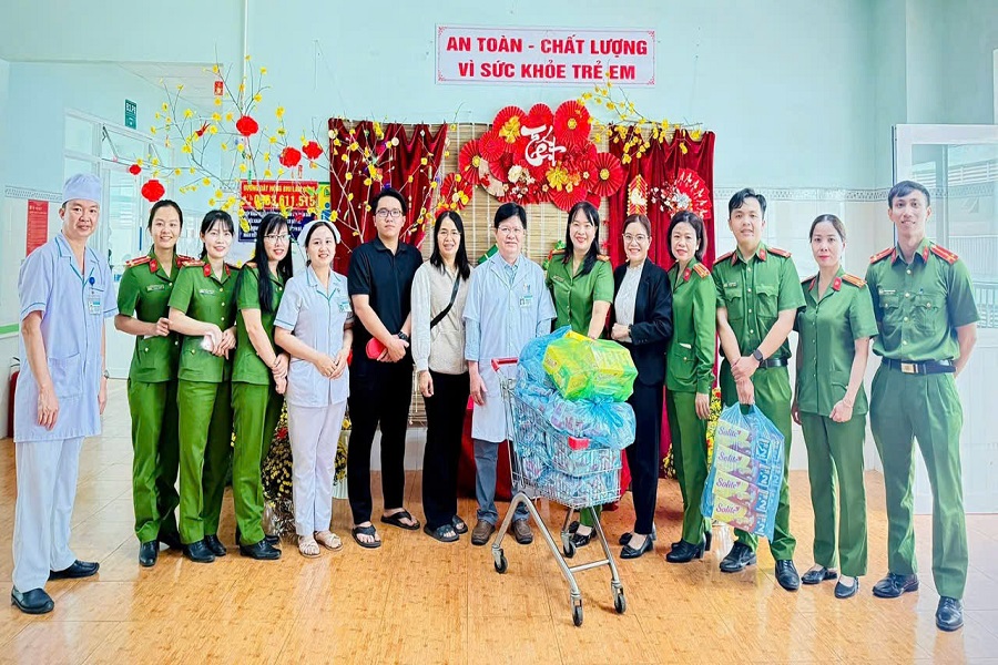 Bệnh viện II Lâm Đồng, lan toả yêu thương – trao quà xuân đến các bệnh nhi