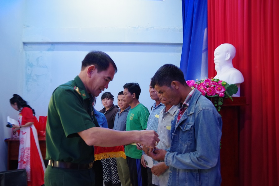 Đại t&aacute; Vũ Minh T&ugrave;ng - Ph&oacute; Ch&iacute;nh ủy Ban Chỉ huy BĐBP tỉnh T&acirc;y Ninh trao qu&agrave; cho người d&acirc;n