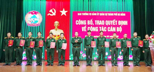 Ban Thường vụ Đảng ủy Qu&acirc;n sự TP Đ&agrave; Nẵng tổ chức c&ocirc;ng bố, trao quyết định điều động, bổ nhiệm 56 sĩ quan ch&iacute;nh quy đảm nhiệm chức vụ Ch&iacute;nh trị vi&ecirc;n ph&oacute; Ban CHQS x&atilde;, phường.