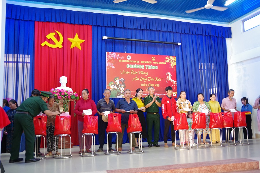 Thượng t&aacute; Nguyễn Ngọc Thoản &ndash; ph&oacute; Ph&ograve;ng Nghiệp vụ BĐBP tỉnh T&acirc;y Ninh v&agrave; b&agrave; Nguyễn Ngọc Quỳnh Thư - Ph&oacute; Chủ tịch UBND x&atilde; Bến Cầu trao qu&agrave; cho người d&acirc;n