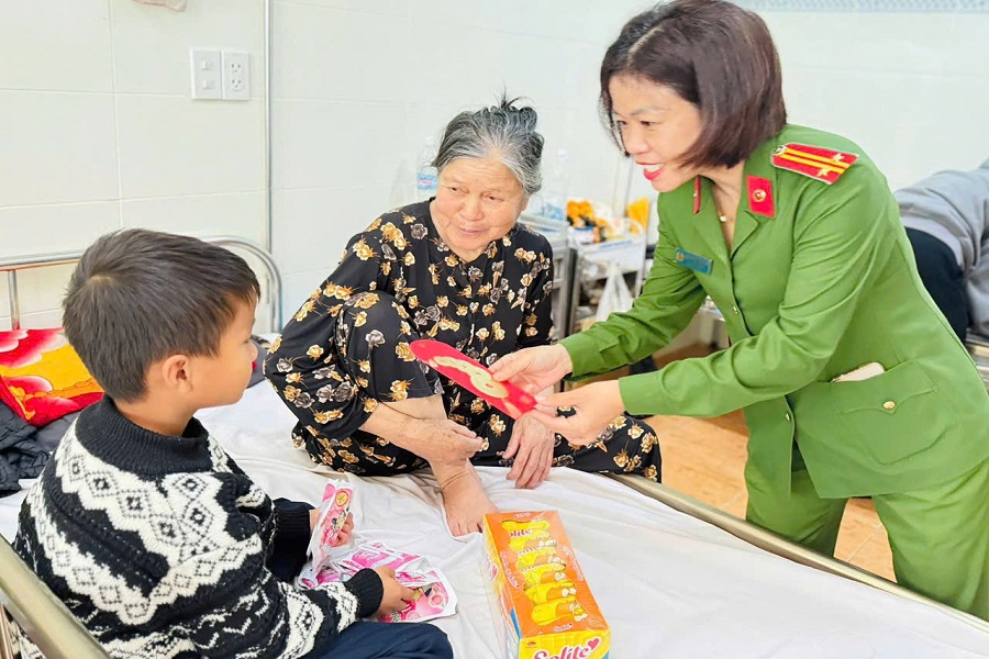 Hội Phụ nữ v&agrave; Đo&agrave;n Thanh ni&ecirc;n C&ocirc;ng an Phường B&rsquo;Lao đ&atilde; tổ chức chuyến thăm v&agrave; trao tặng qu&agrave; Tết cho c&aacute;c bệnh nhi đang điều trị tại Khoa Nhi, Bệnh viện II L&acirc;m Đồng